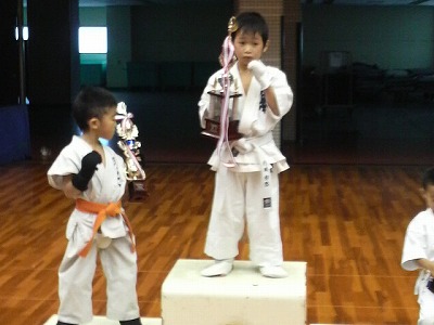 http://www.yoshimura-karate.com/information/2009122012140000.jpg
